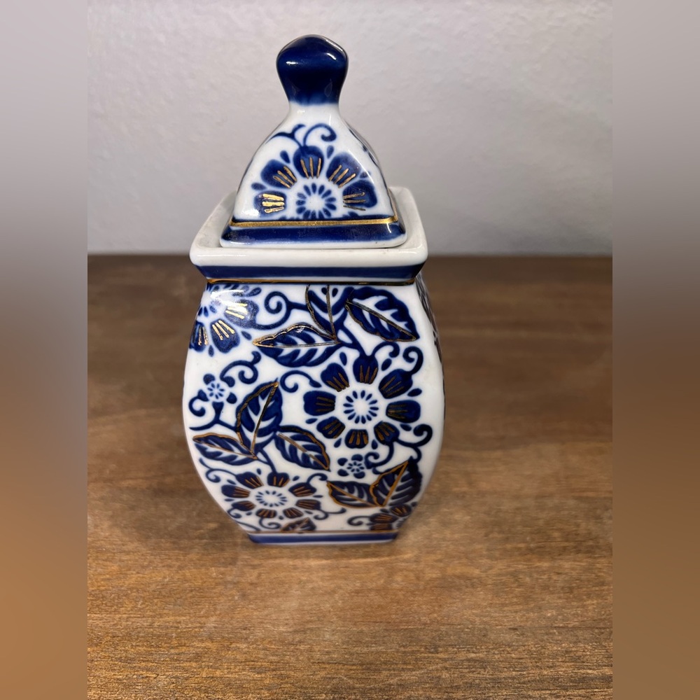 Chinoiserie White Ginger Jar With Blue Flowers And Gold Trim